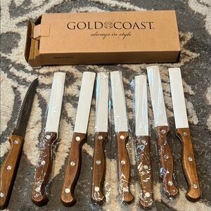 Gold Coast steak knives. 8 pieces. Wooden handles. New